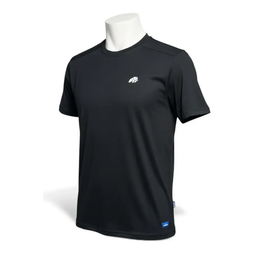 Camiseta deportiva dry fit negra con logo NICKO, mockup para dotaciones empresariales - NICKO Deportes