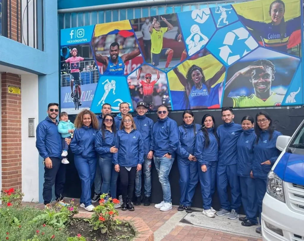 Equipo de NICKO Deportes frente a la sede en Bogotá - NICKO Deportes