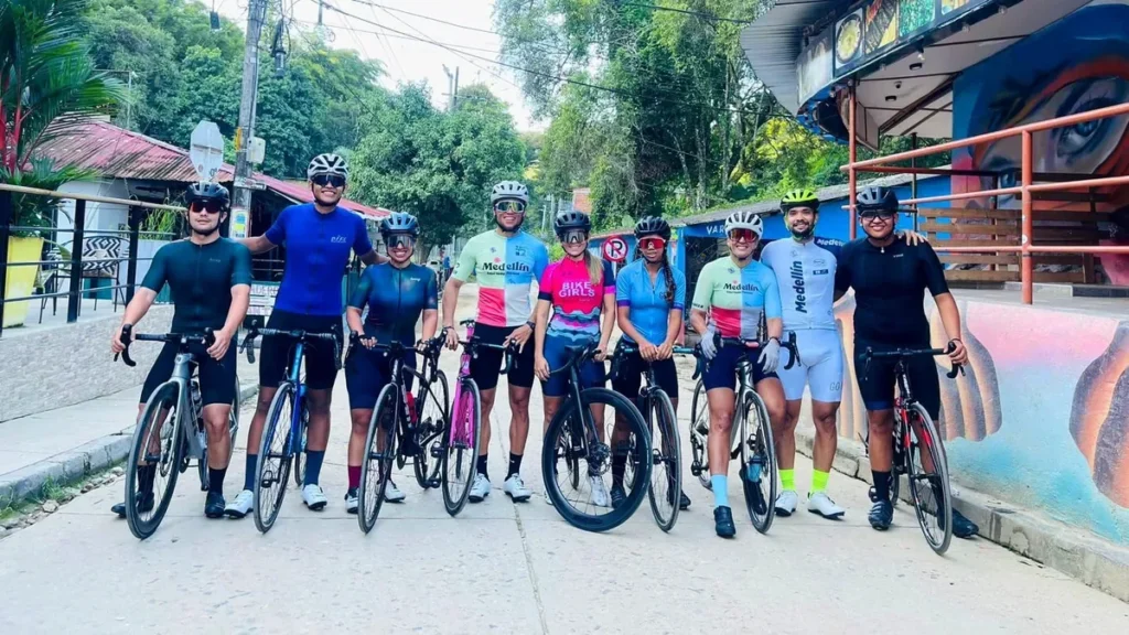 Grupo de ciclistas con jerseys de equipo en una plaza - NICKO Deportes