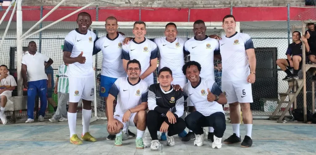 Equipo de fútbol sala con uniforme blanco posando en cancha - NICKO Deportes