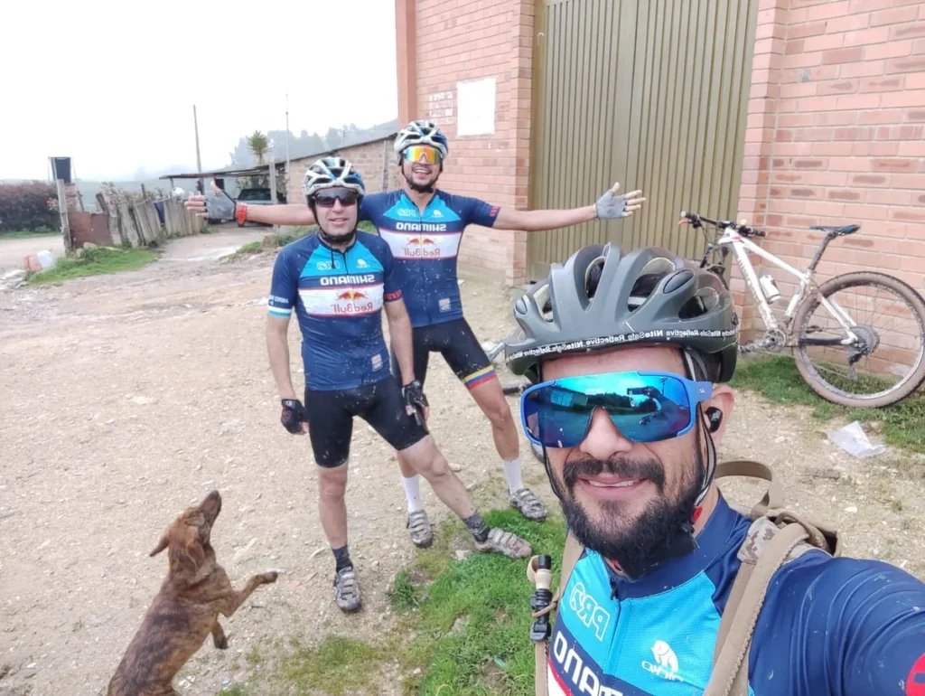 Grupo de ciclistas con jerseys de equipo en el camino - NICKO Deportes