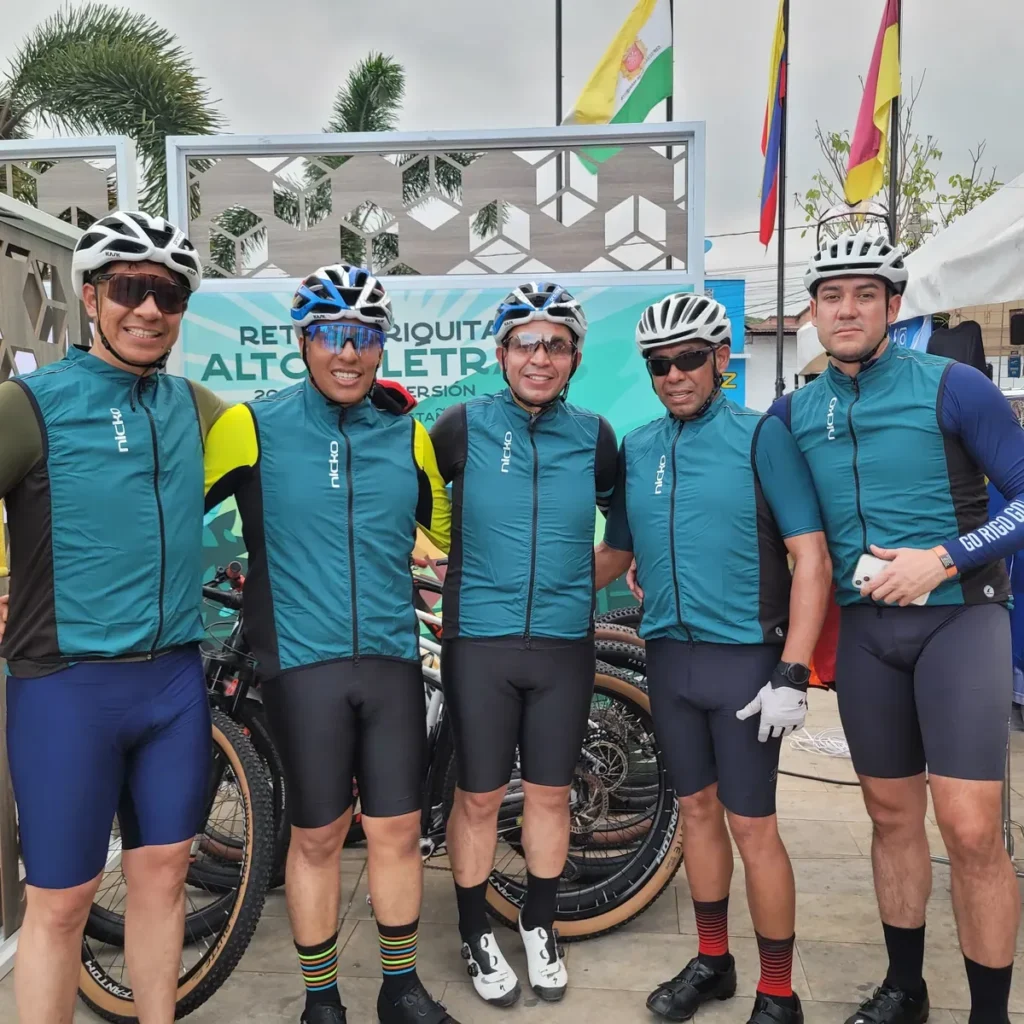 Equipo de ciclistas con chalecos verdes personalizados - NICKO Deportes