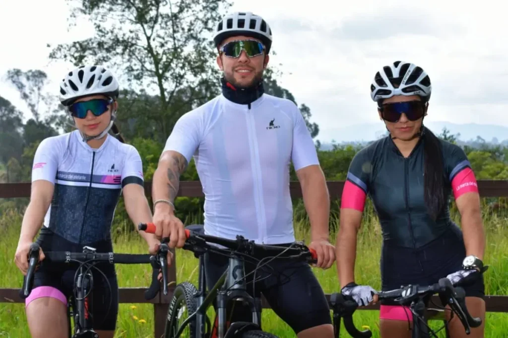 Tres ciclistas con jerseys personalizados NICKO - NICKO Deportes