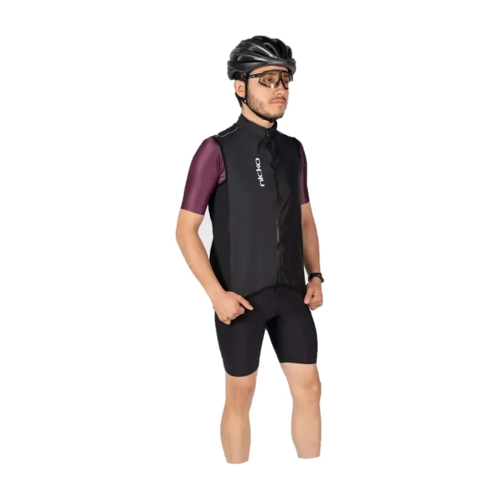 Ciclista con chaleco negro y mangas vino, prenda deportiva personalizada - NICKO Deportes
